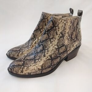 Faux Snakeskin Ankle Boots Women's Size 8M Urban Cowgirl Booties